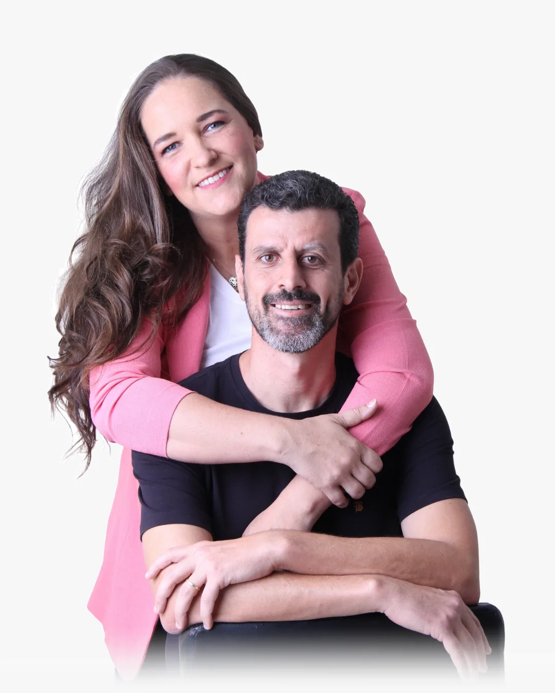 Jeff e Gisele, fundadores da Editora NPE, segurando livros publicados pela editora